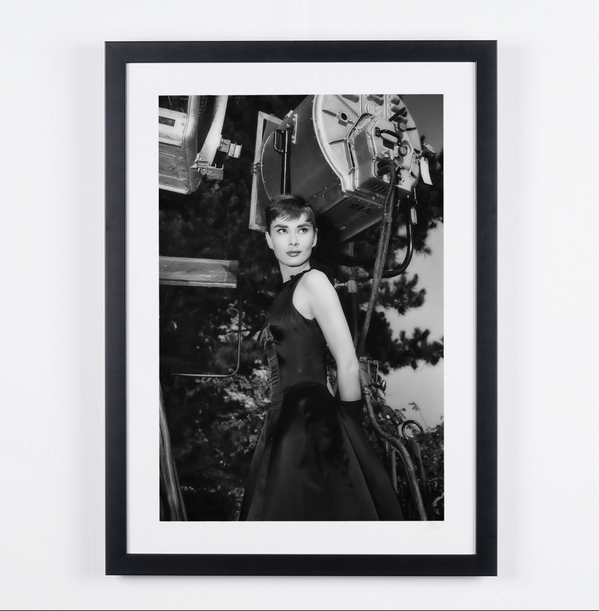 audrey hepburn black dress sabrina (1954) — Hepburn, on set — view 2 LowStock:43436861653043 MAGNANNI - Blue Sole Size:Med