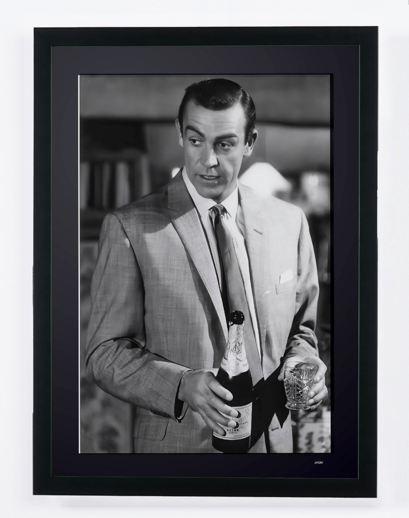 Fotografía de arte de Sean Connery en Sir Sean Connery - Champán Bollinger, enmarcada a mano — edición limitada de 30 ejemplares numerados.