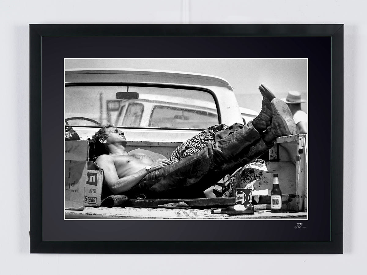 Fotografía de arte de Steve McQueen en Steve McQueen — desierto de Mojave, 1963, enmarcada a mano — edición limitada de 30 ejemplares numerados.