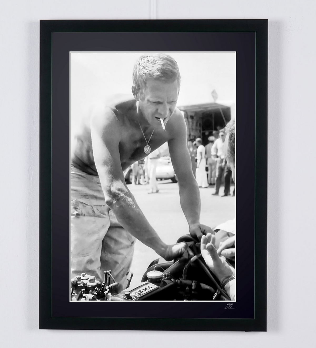 Photographie d’art de Steve McQueen dans Steve McQueen — Riverside, 1963, encadrée à la main — édition limitée de 30 exemplaires numérotés.