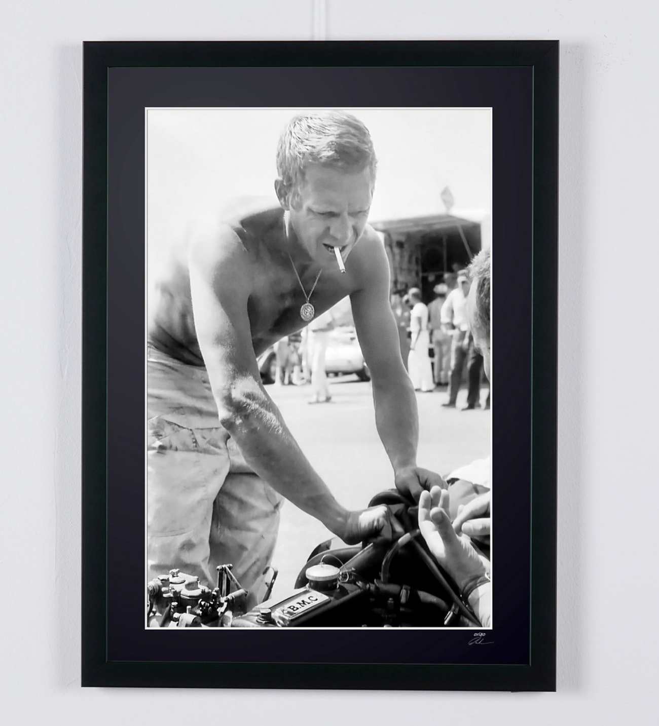 Fotografía de arte de Steve McQueen en Steve McQueen - Circuito de carreras de Riverside, California (1963), enmarcada a mano — edición limitada de 30 ejemplares numerados.