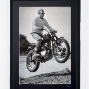  Steve McQueen - Triumph T120 Bonneville 1963 - HOLLYWOOD HILLS - Cadre Photo- Starck Gallery
