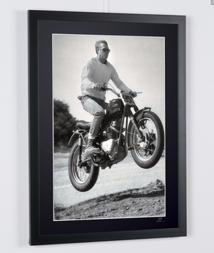  Steve McQueen - Triumph T120 Bonneville 1963 - HOLLYWOOD HILLS - Cadre Photo- Starck Gallery