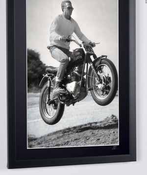  Steve McQueen - Triumph T120 Bonneville 1963 - HOLLYWOOD HILLS - Cadre Photo- Starck Gallery