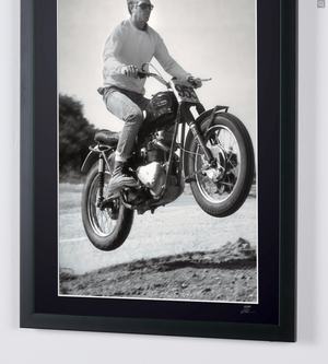  Steve McQueen - Triumph T120 Bonneville 1963 - HOLLYWOOD HILLS - Cadre Photo- Starck Gallery
