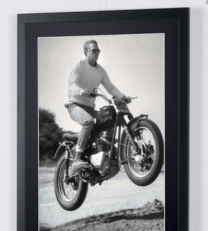  Steve McQueen - Triumph T120 Bonneville 1963 - HOLLYWOOD HILLS - Cadre Photo- Starck Gallery