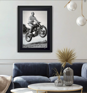  Steve McQueen - Triumph T120 Bonneville 1963 - HOLLYWOOD HILLS - Cadre Photo- Starck Gallery