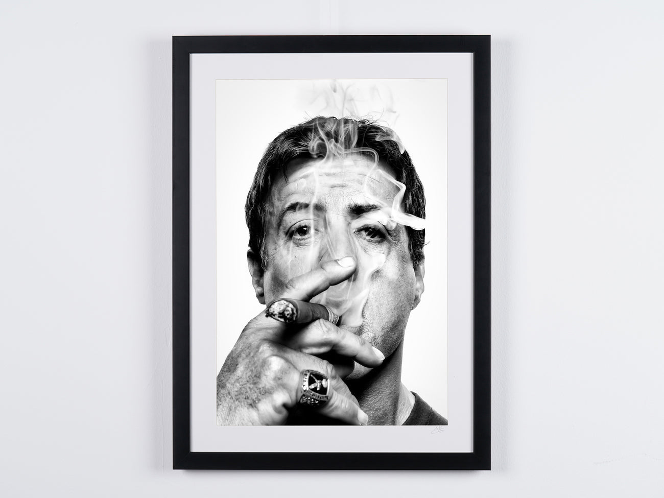 Photographie d’art de Sylvester Stallone dans Sylvester Stallone (with cigar), encadrée à la main — édition limitée de 30 exemplaires numérotés.
