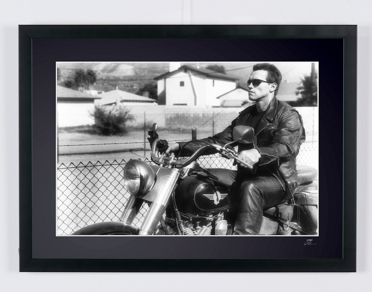 Photographie d’art de Arnold Schwarzenegger dans Terminator 2: Judgment Day, encadrée à la main — édition limitée de 30 exemplaires numérotés.