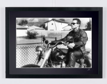 Terminator 2 : Le Jugement dernier (1991) - Arnold Schwarzenegger (T-800), à moto dans la rue