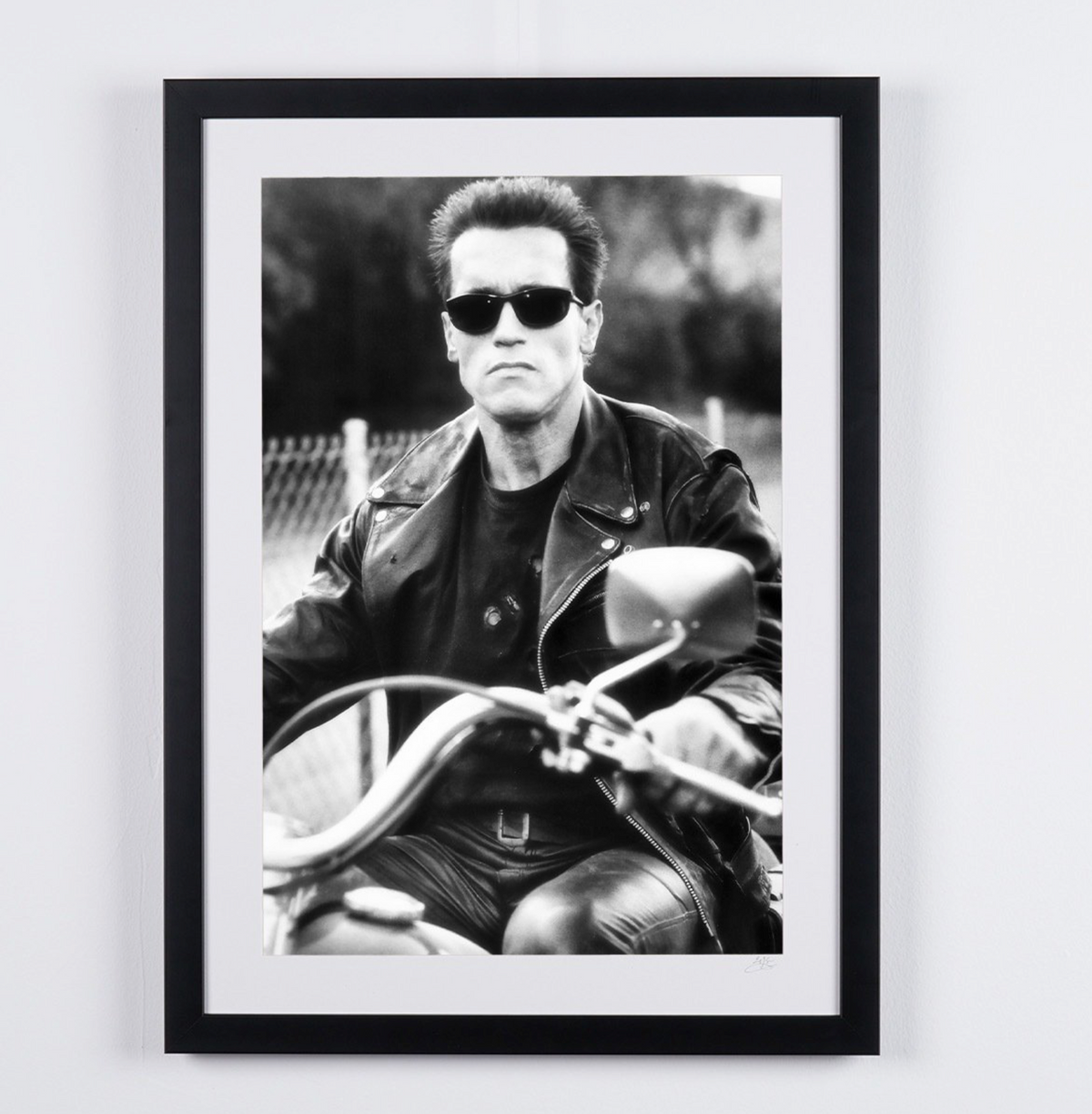 Fine art photograph of Arnold Schwarzenegger in Terminator 2 : Le Jugement dernier, hand-framed — limited edition of 30 numbered prints.