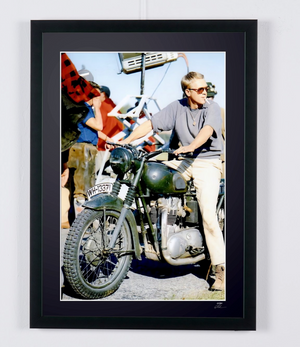 The Great Escape (1963) - Steve McQueen en lunettes de soleil sur la Triumph TR6 (couleur) — photographie de cinéma encadrée