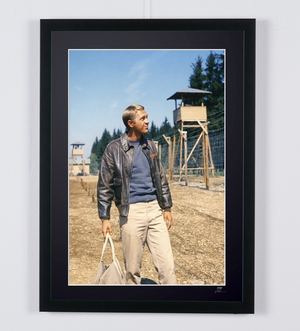 The Great Escape 1963 - Steve McQueen on set of — photographie de cinéma encadrée, tirage Fine Art