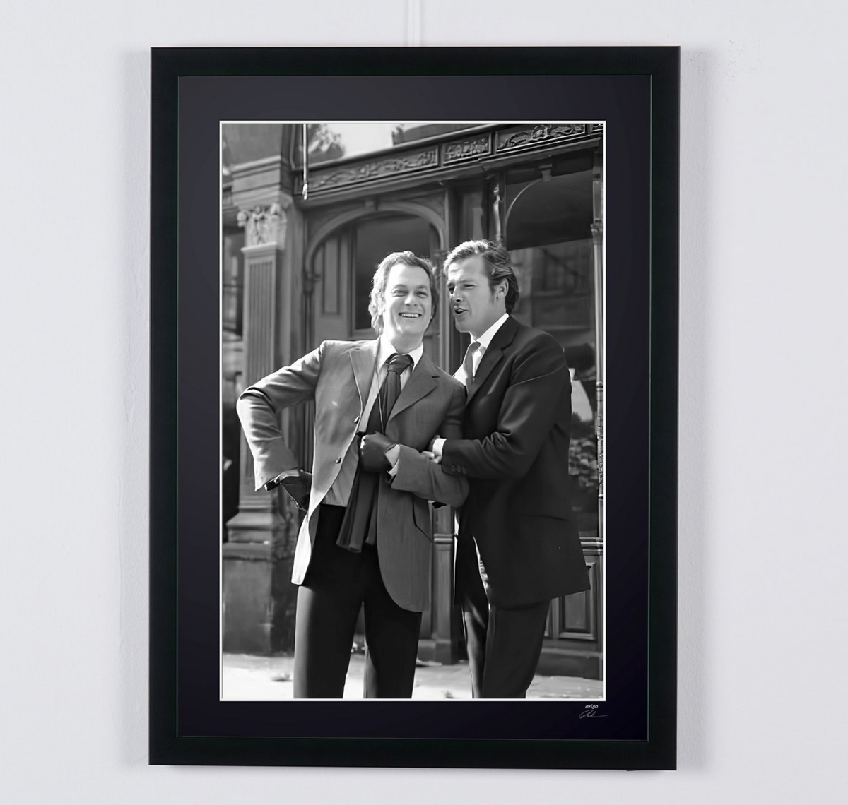 Kunstfoto van Roger Moore in Amicalement vôtre, met de hand ingelijst — gelimiteerde oplage van 30 genummerde exemplaren.