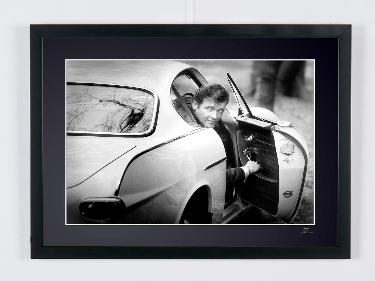 Photographie d’art de Roger Moore dans The Saint - Classic TV - Roger Moore as Simon Templar, encadrée à la main — édition limitée de 30 exemplaires numérotés.