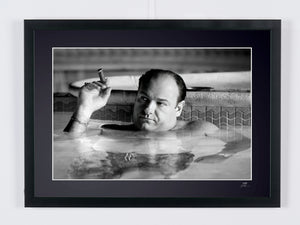 The Sopranos - James Gandolfini (Tony Soprano), cigare dans la piscine — photographie de cinéma encadrée, tirage Fine Art