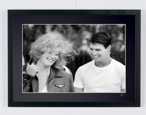 Top Gun (1986) - Tom Cruise & Kelly McGillis, fou rire sur le tournage — photographie de cinéma encadrée, tirage Fine Art