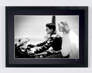 Top Gun (1986) - Tom Cruise & Kelly McGillis à moto — photographie de cinéma encadrée, tirage Fine Art