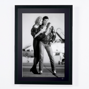 Top Gun (1986) - Tom Cruise & Kelly McGillis, pose sur le tarmac — photographie de cinéma encadrée, tirage Fine Art