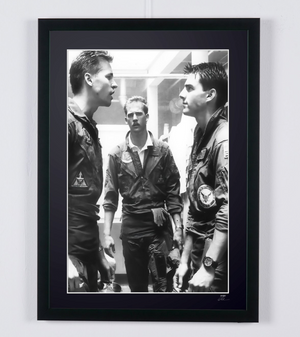 Top Gun (1986) - Tom Cruise (Maverick) & Val Kilmer (Iceman), face-à-face au vestiaire — photographie de cinéma encadrée
