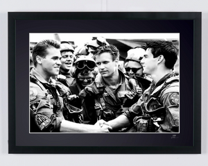 Top Gun (1986) - Tom Cruise (Maverick) & Val Kilmer (Iceman), poignée de main — photographie de cinéma encadrée