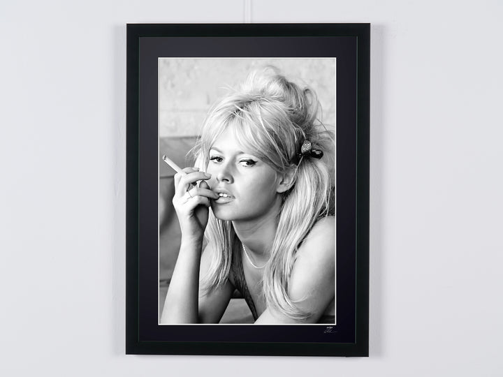 Brigitte Bardot, cigarette à la main — 1962