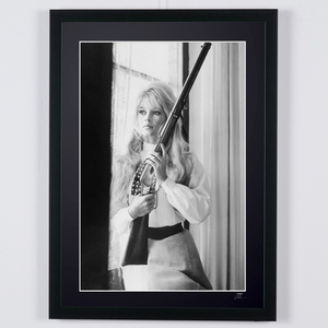 Viva Maria 1965 - Brigitte Bardot Holding Gun — photographie de cinéma encadrée, tirage Fine Art