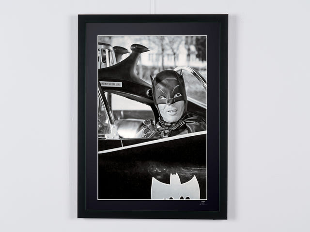 Batman - Classic TV 1966 - Adam West Behind The Scenes — photographie de cinéma encadrée, tirage Fine Art