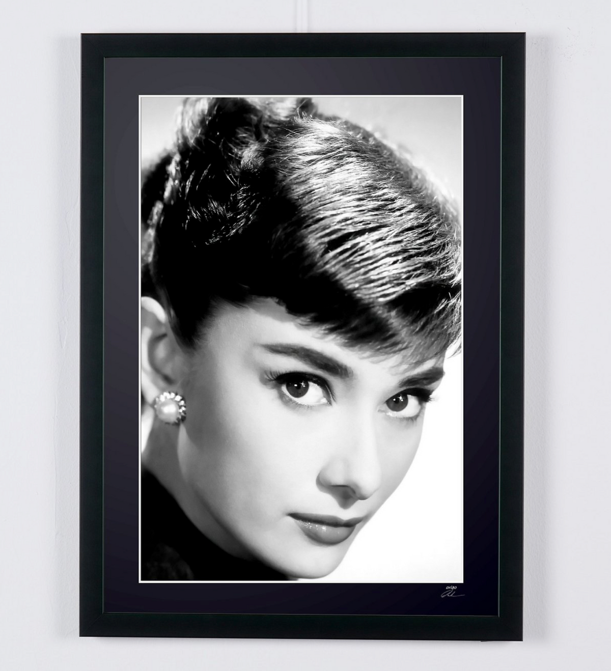 Photographie d’art de Audrey Hepburn dans Audrey Hepburn — portrait de 1954, encadrée à la main — édition limitée de 30 exemplaires numérotés.