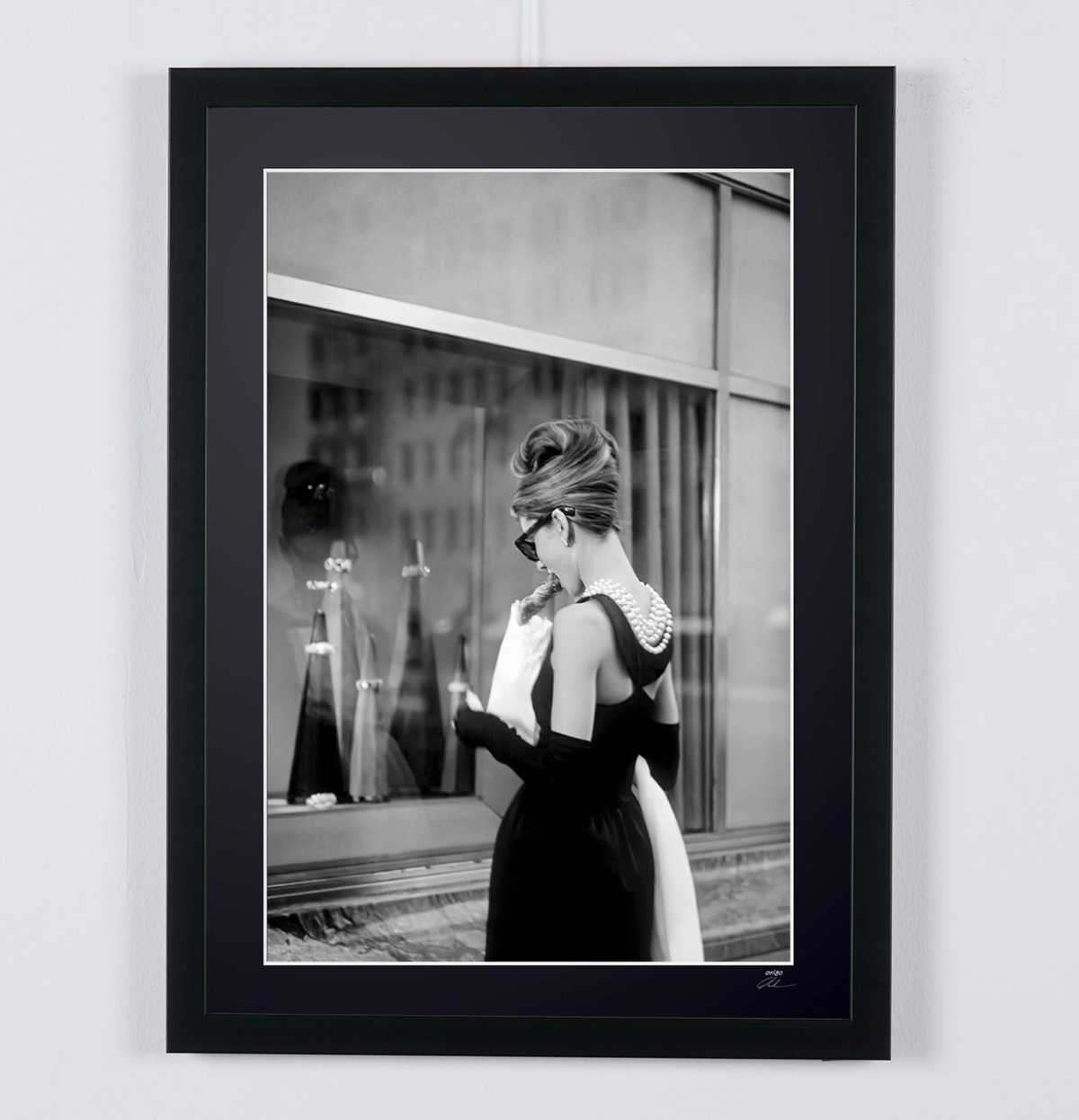 Photographie d’art de Audrey Hepburn dans Diamants sur canapé, encadrée à la main — édition limitée de 30 exemplaires numérotés.