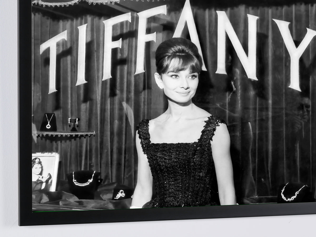 Breakfast At Tiffany's (1961) - Audrey Hepburn as Holly Golightly On Promo Shoot — ingelijste filmfoto