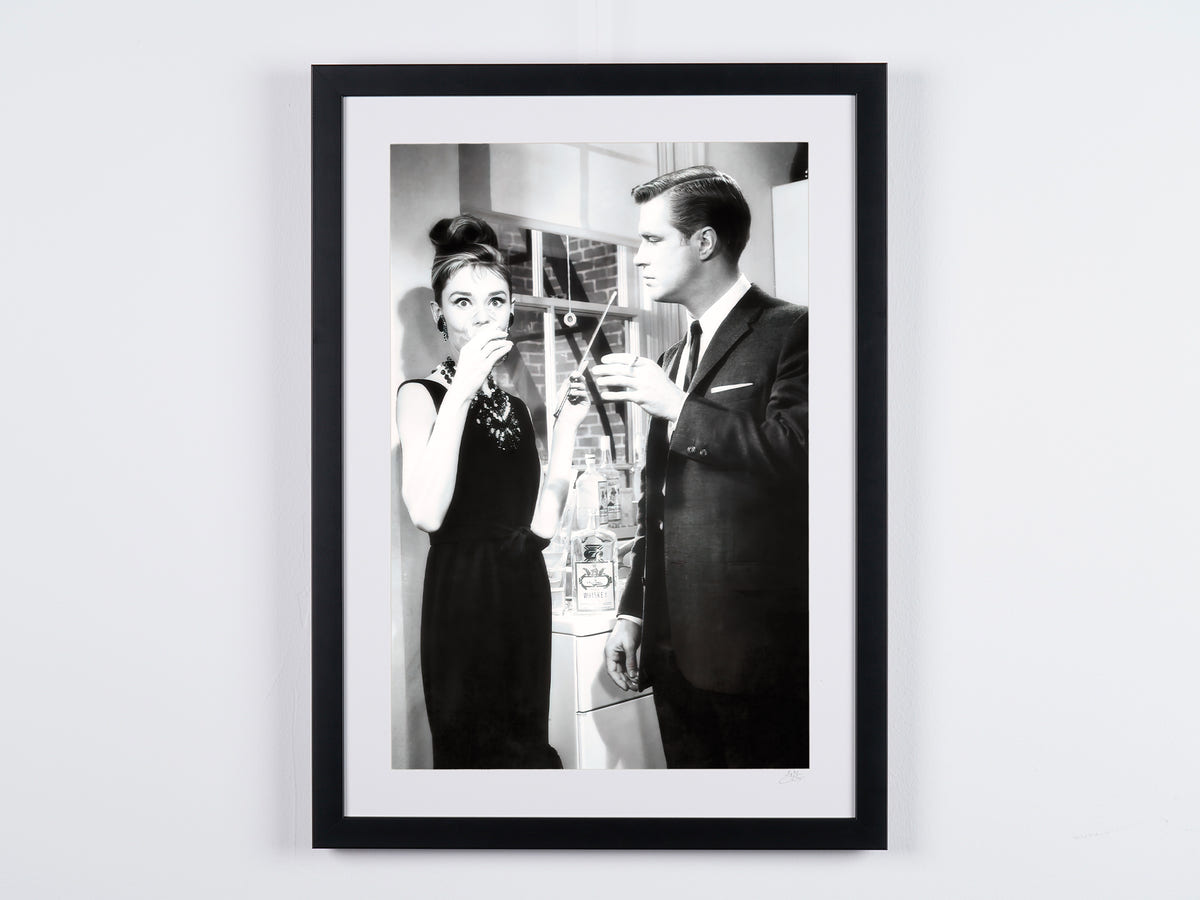 Kunstfoto van Audrey Hepburn in Diamants sur canapé, met de hand ingelijst — gelimiteerde oplage van 30 genummerde exemplaren.