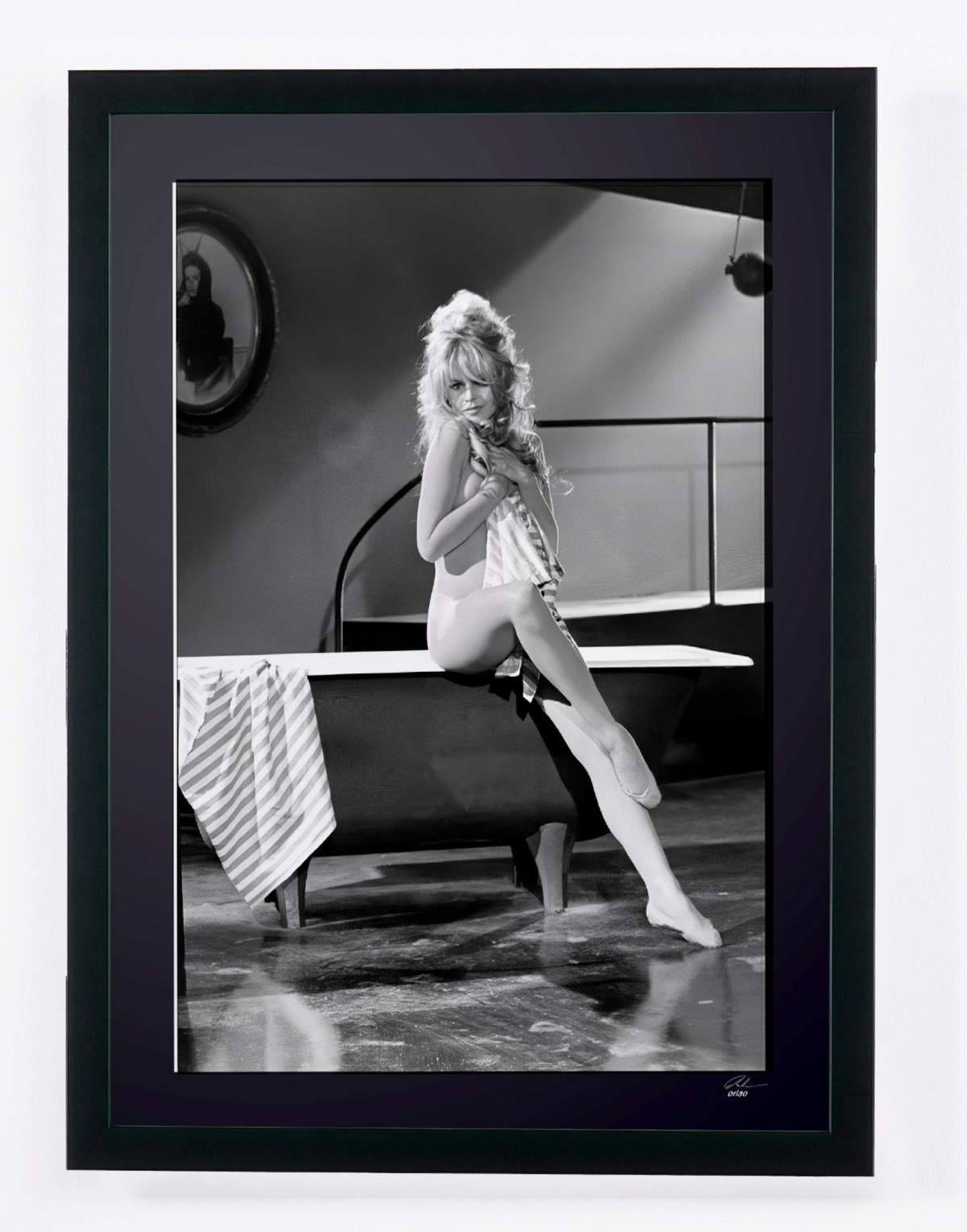Photographie d’art de Brigitte Bardot dans La Bride sur le cou, encadrée à la main — édition limitée de 30 exemplaires numérotés.