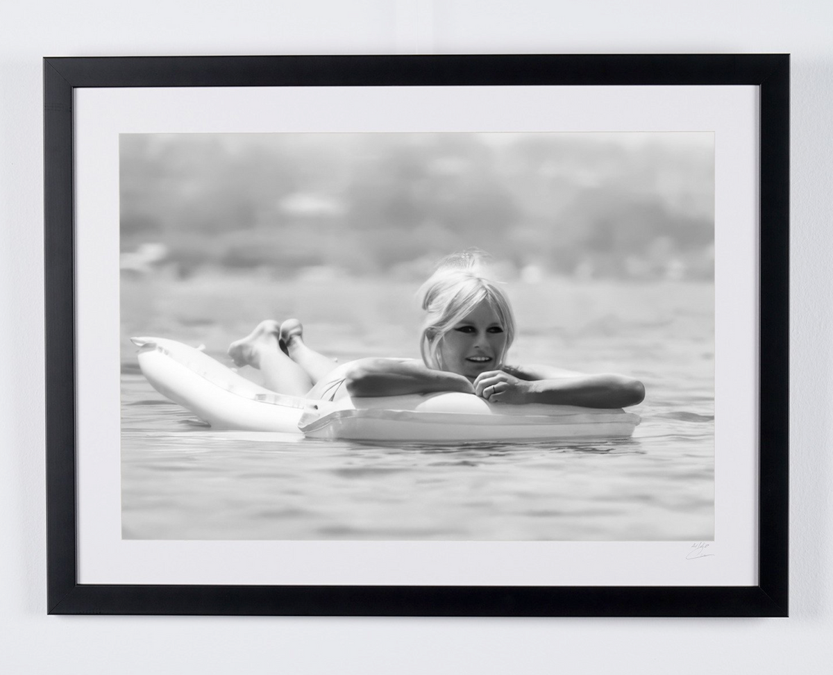 Photographie d’art de Brigitte Bardot dans Brigitte Bardot — La Madrague, 1967, encadrée à la main — édition limitée de 30 exemplaires numérotés.