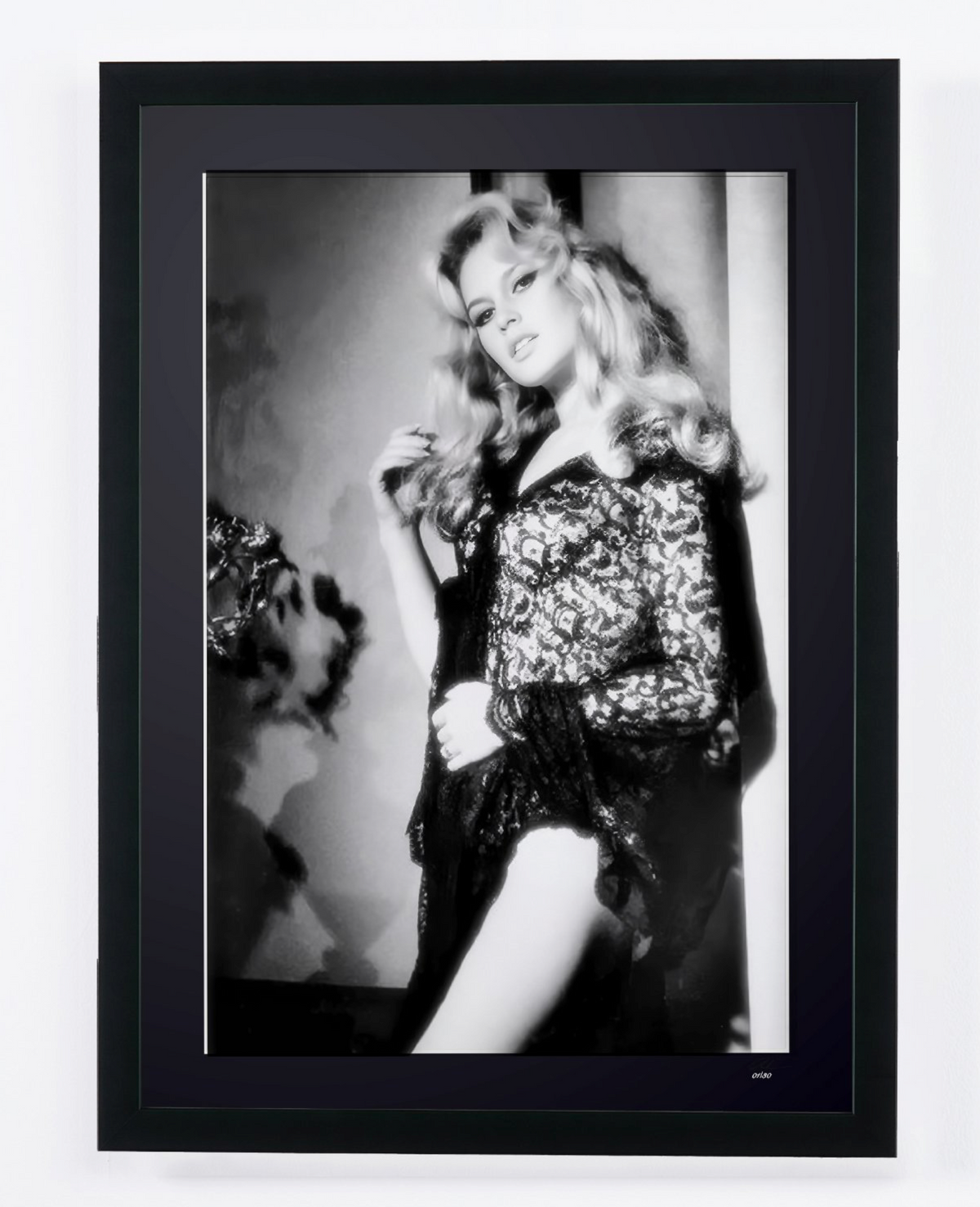 Kunstfoto van Brigitte Bardot in Brigitte Bardot — Madrid, 1957, met de hand ingelijst — gelimiteerde oplage van 30 genummerde exemplaren.