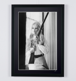 Viva Maria 1965 - Brigitte Bardot Holding Gun — photographie de cinéma encadrée, tirage Fine Art