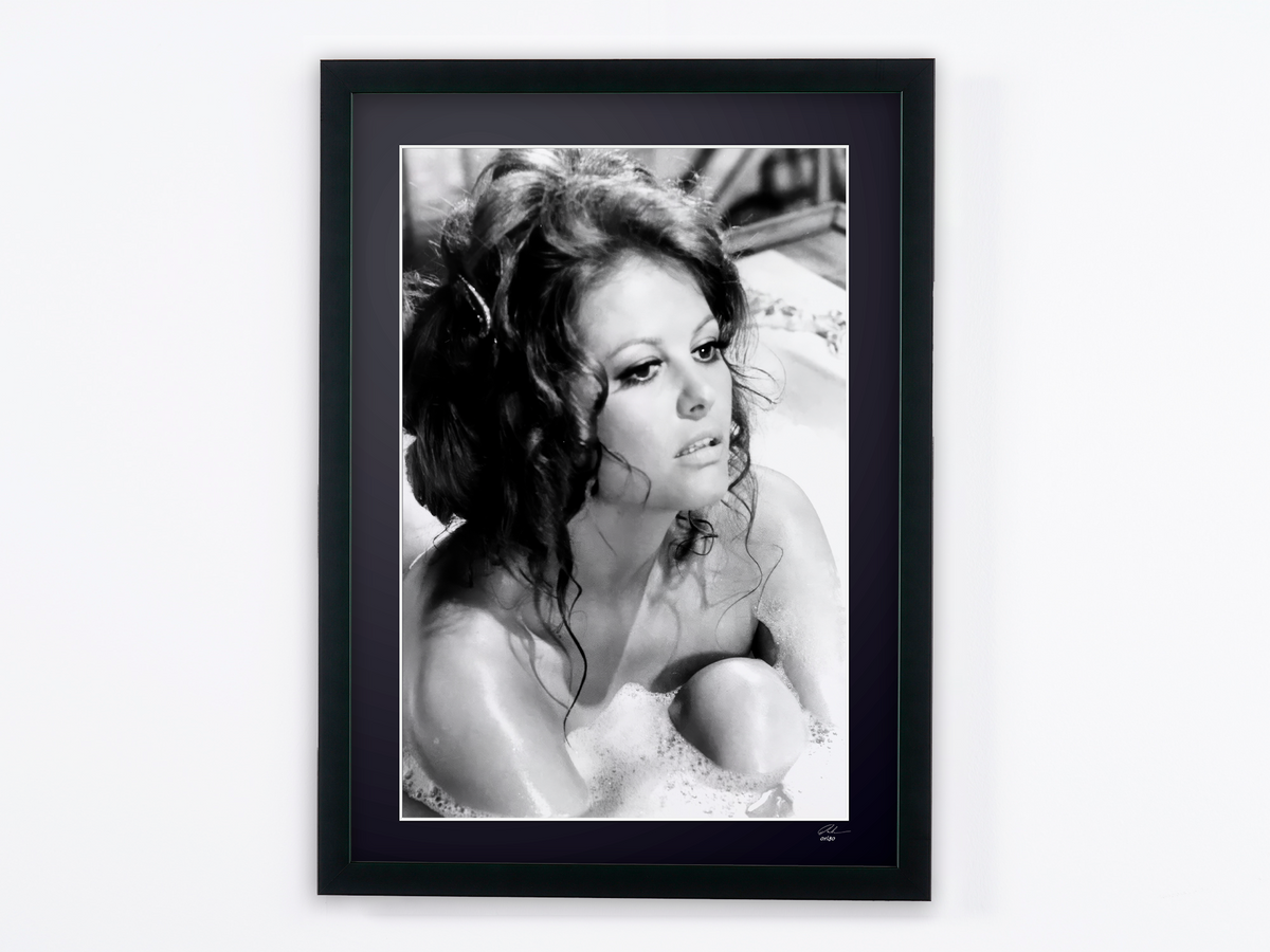 Photographie d’art de Claudia Cardinale dans Il était une fois dans l’Ouest, encadrée à la main — édition limitée de 30 exemplaires numérotés.