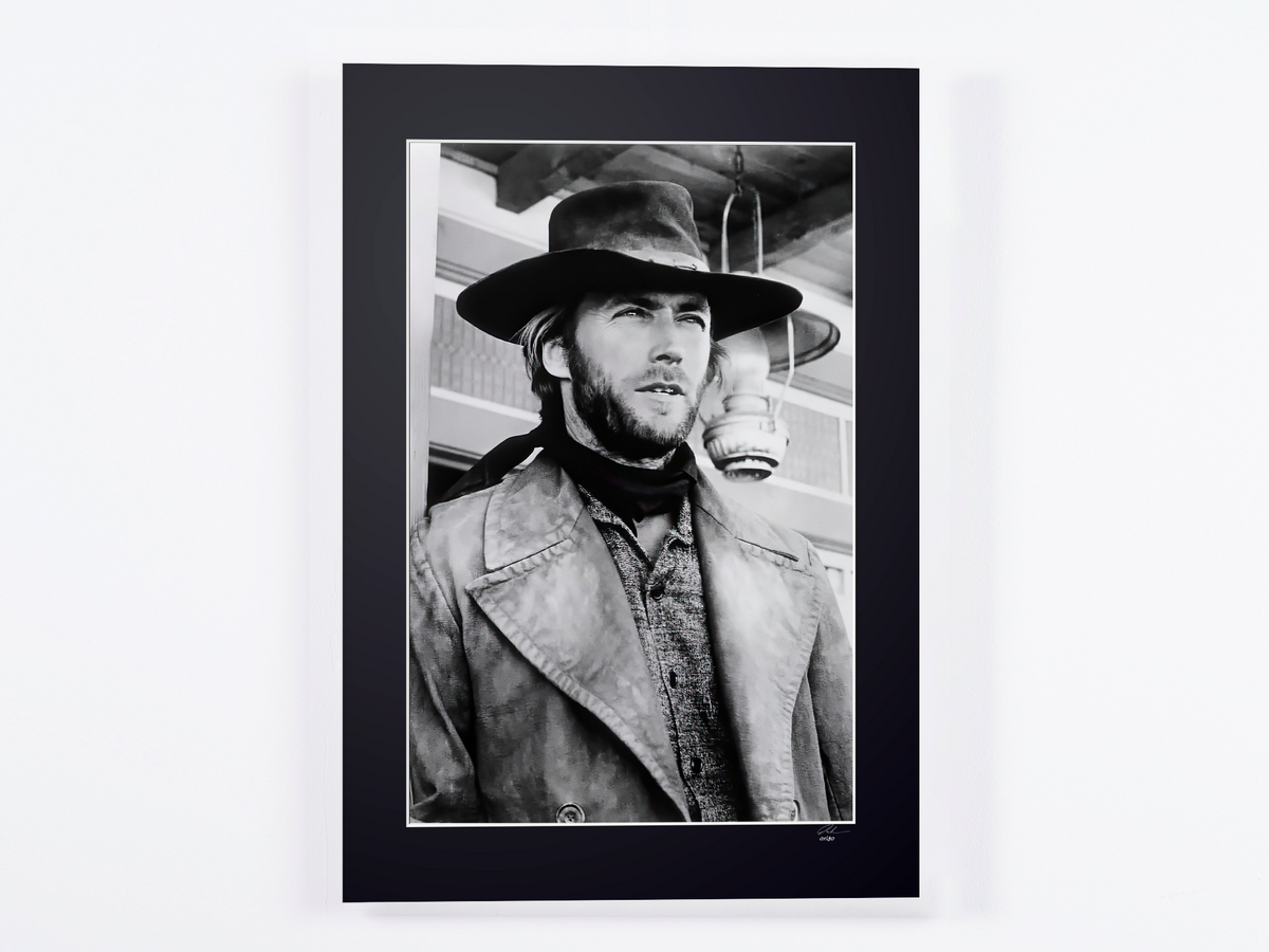 Fotografía de arte de Clint Eastwood en High Plains Drifter, enmarcada a mano — edición limitada de 30 ejemplares numerados.