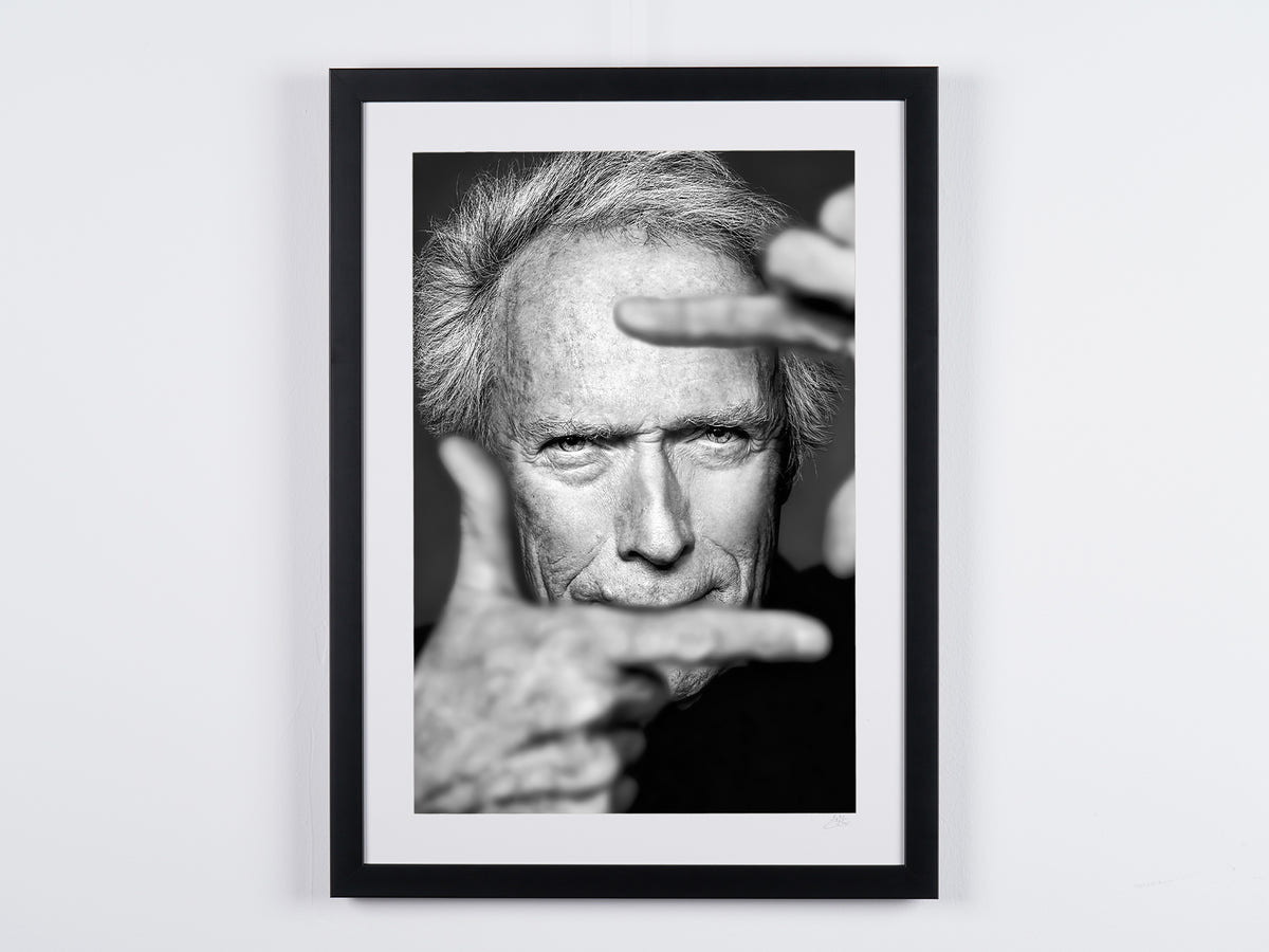 Photographie d’art de Clint Eastwood dans Clint Eastwood — portrait iconique, encadrée à la main — édition limitée de 30 exemplaires numérotés.