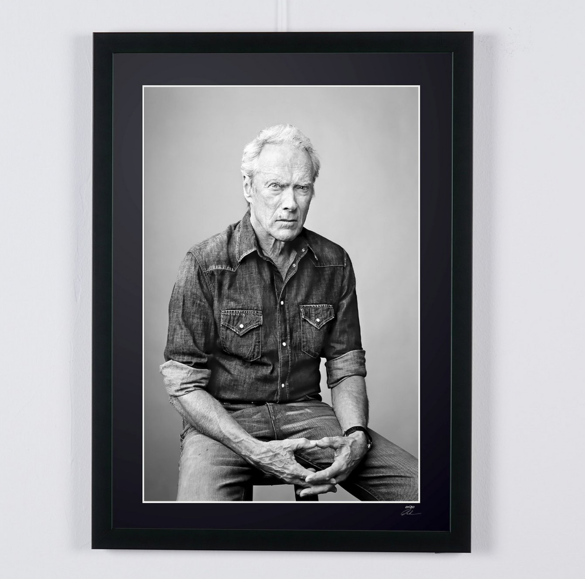 Kunstfoto van Clint Eastwood in Clint Eastwood — zwart-witportret in denim, met de hand ingelijst — gelimiteerde oplage van 30 genummerde exemplaren.