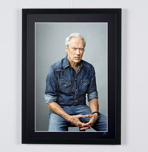 Clint Eastwood - Portrait of a Legend, en couleur (chemise denim) — photographie de cinéma encadrée, tirage Fine Art