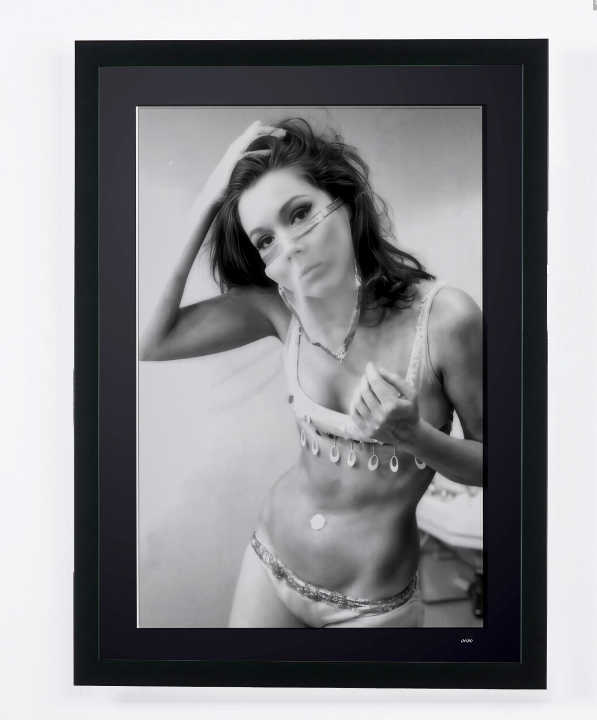 Fotografía de arte de Diana Rigg en Chapeau melon et bottes de cuir, enmarcada a mano — edición limitada de 30 ejemplares numerados.