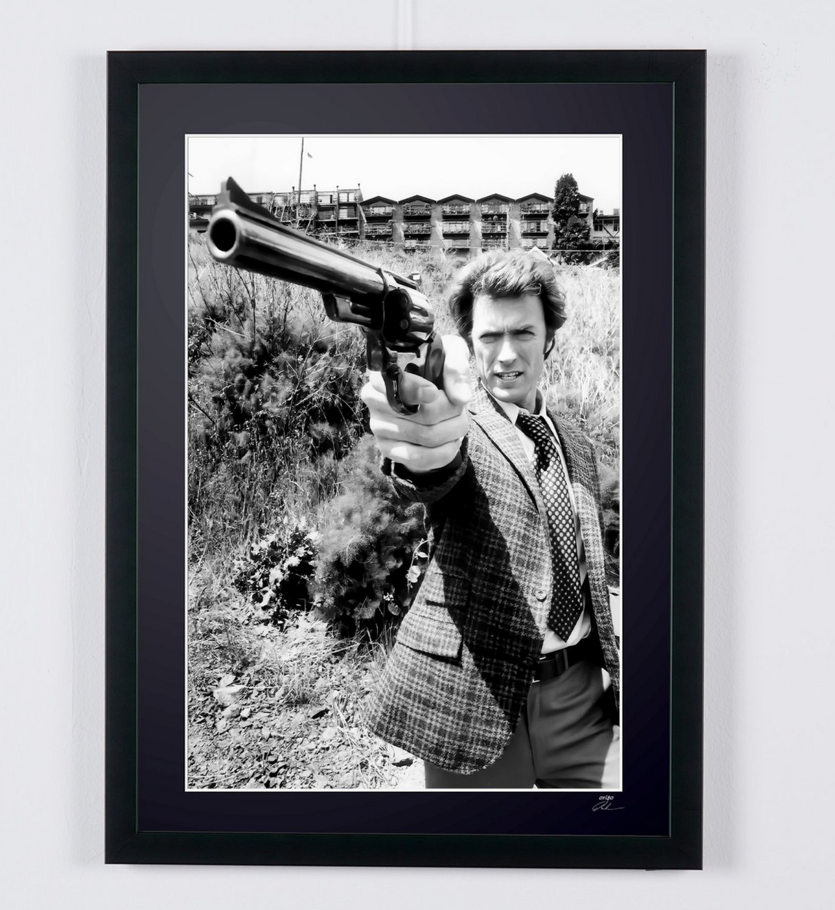Photographie d’art de Clint Eastwood dans L’Inspecteur Harry, encadrée à la main — édition limitée de 30 exemplaires numérotés.