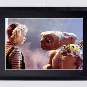E.T. the Extra-Terrestrial (1982) -9 Gertie (Drew Barrymore) kisses E.T — photographie de cinéma encadrée, tirage Fine Art