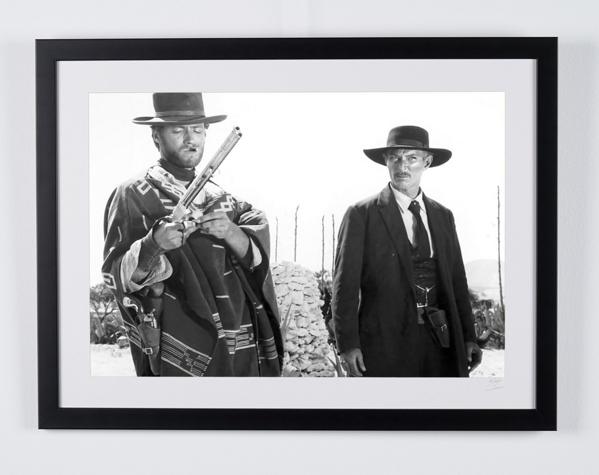 Photographie d’art de Clint Eastwood dans Et pour quelques dollars de plus, encadrée à la main — édition limitée de 30 exemplaires numérotés.