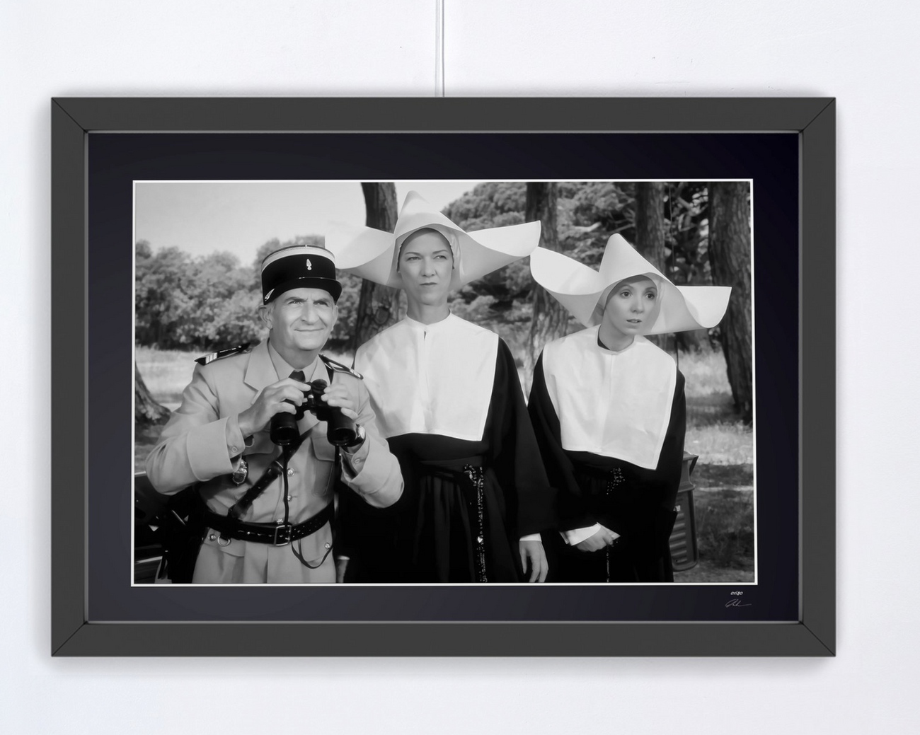 Photographie d’art de Louis de Funès dans Le Gendarme et les Gendarmettes, encadrée à la main — édition limitée de 30 exemplaires numérotés.