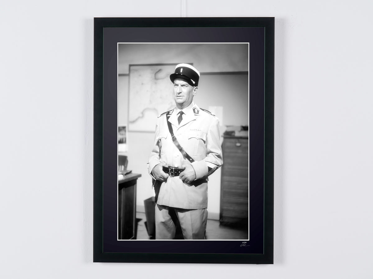 Photographie d’art de Louis de Funès dans Le Gendarme de Saint-Tropez, encadrée à la main — édition limitée de 30 exemplaires numérotés.