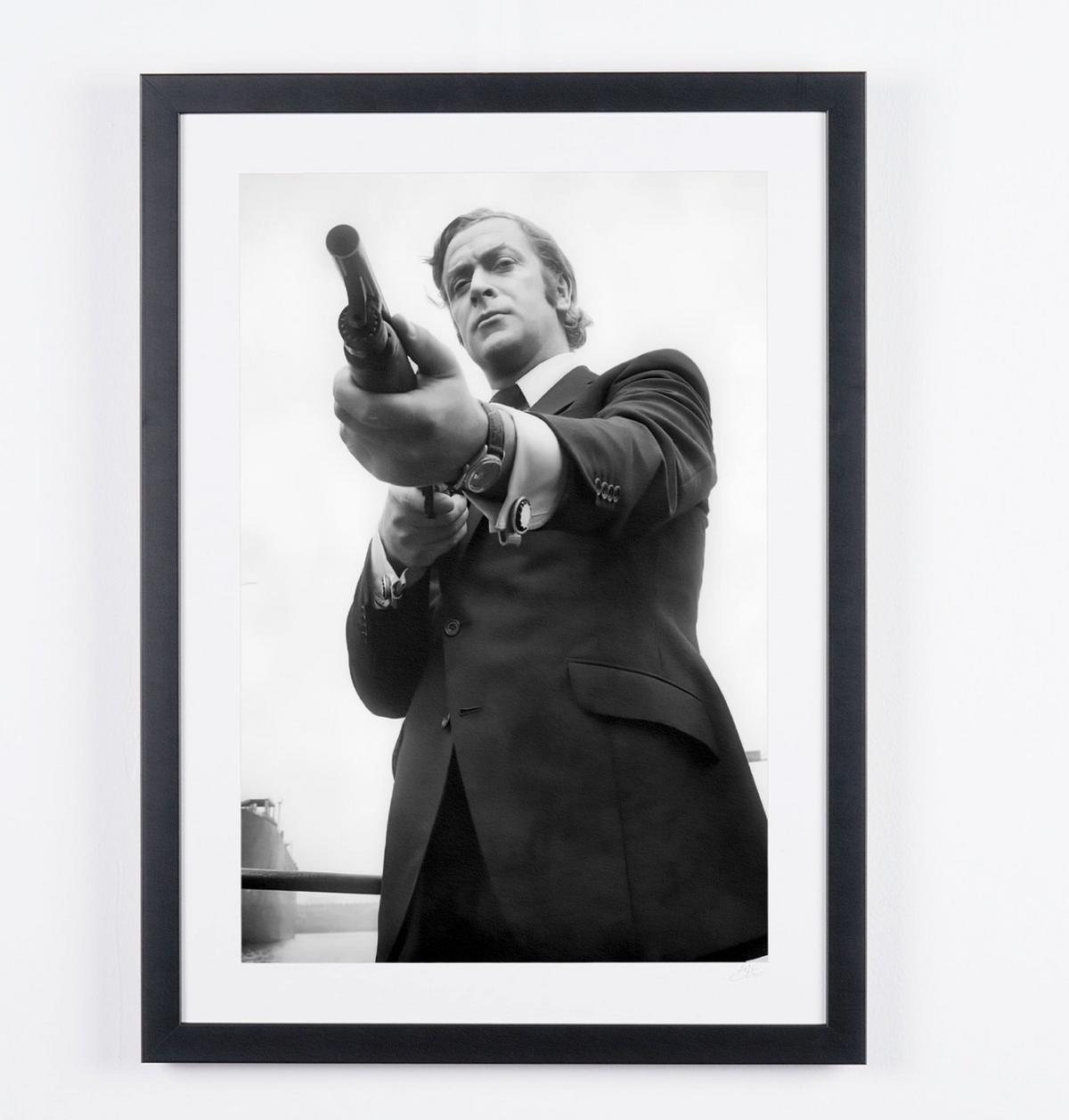 Photographie d’art de Michael Caine dans Get Carter, encadrée à la main — édition limitée de 30 exemplaires numérotés.
