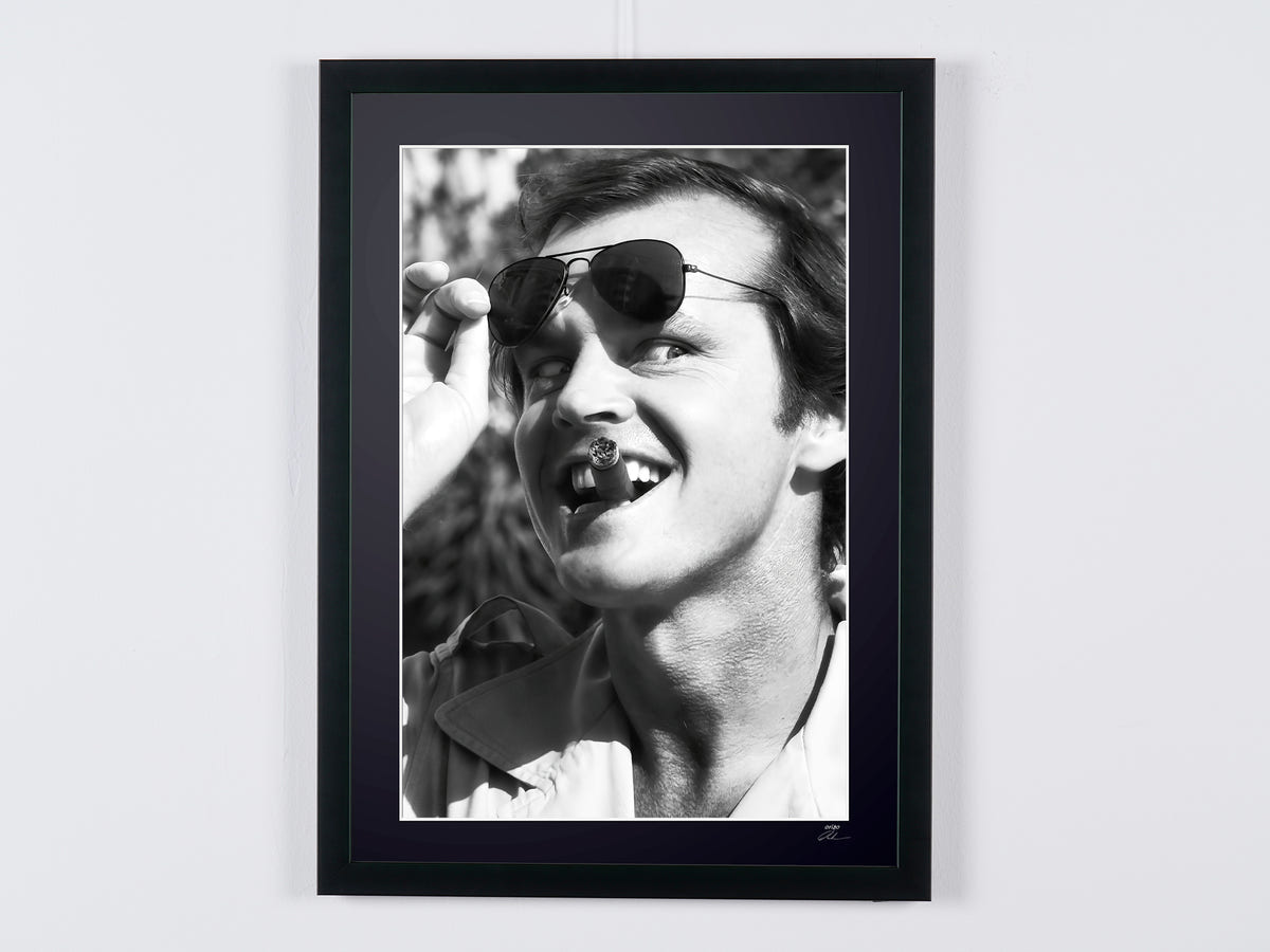 Fotografía de arte de Jack Nicholson en Jack Nicholson — gafas oscuras y sonrisa abierta, enmarcada a mano — edición limitada de 30 ejemplares numerados.