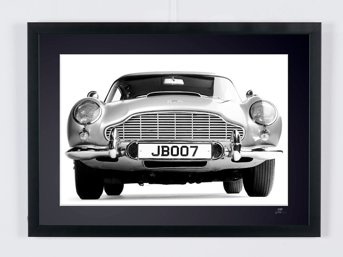 L’Aston Martin DB5 de face, plaque JB007